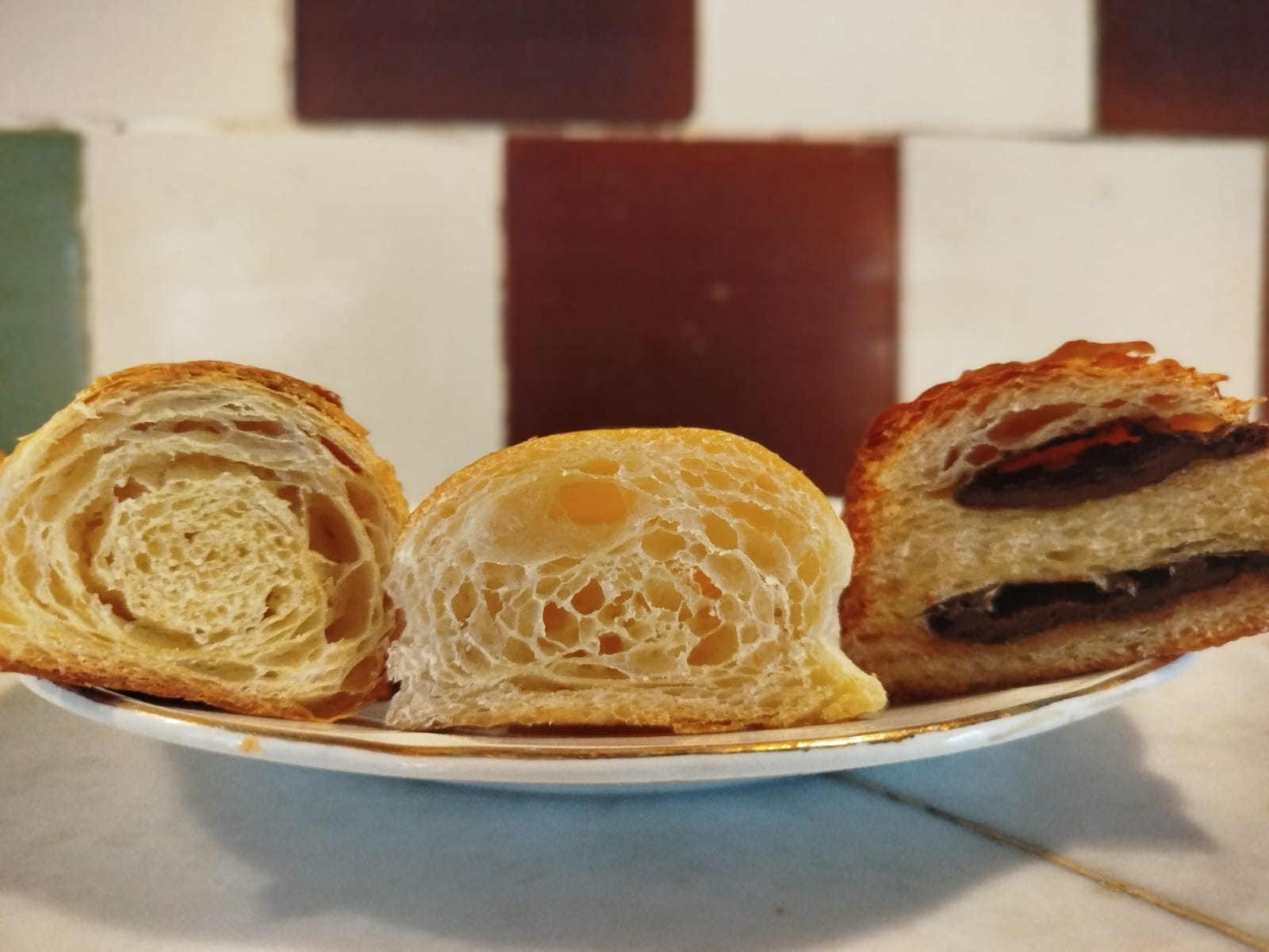 Cortes de medialuna y pan de chocolate Sauco donde se ven sus capas